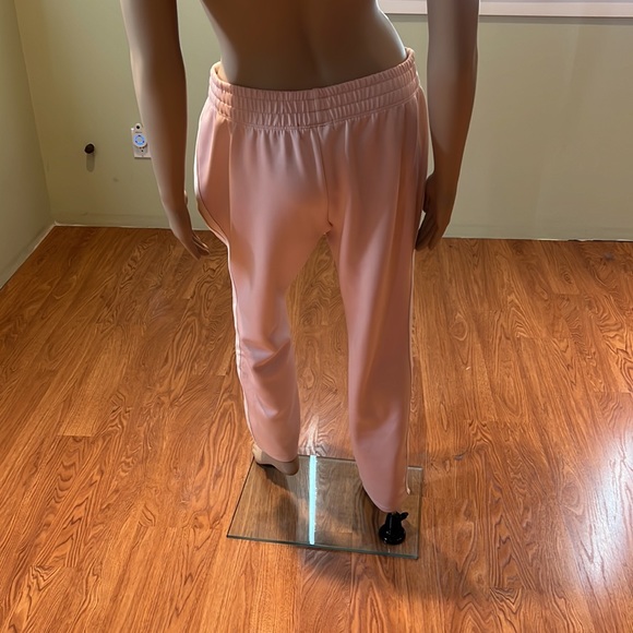 Guess Pink Sweatpants With Guess in White On Leg Size M - Picture 4 of 9